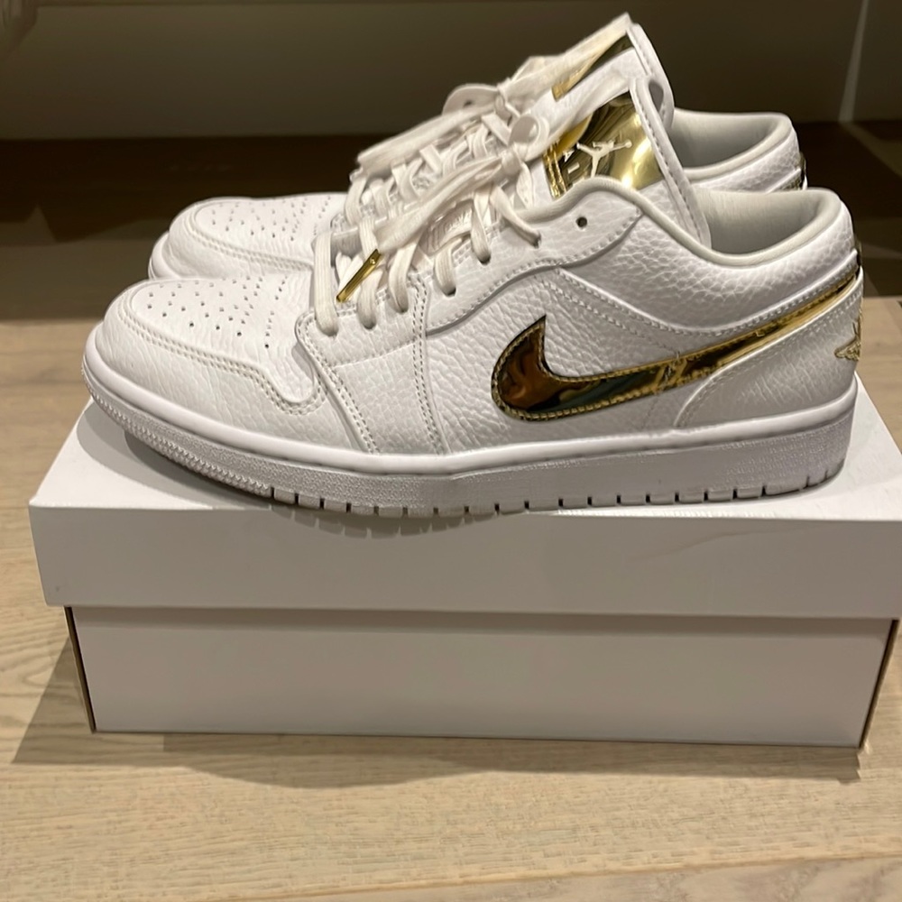 Wmns Air Jordan 1 Low SE white/metallic gold-white